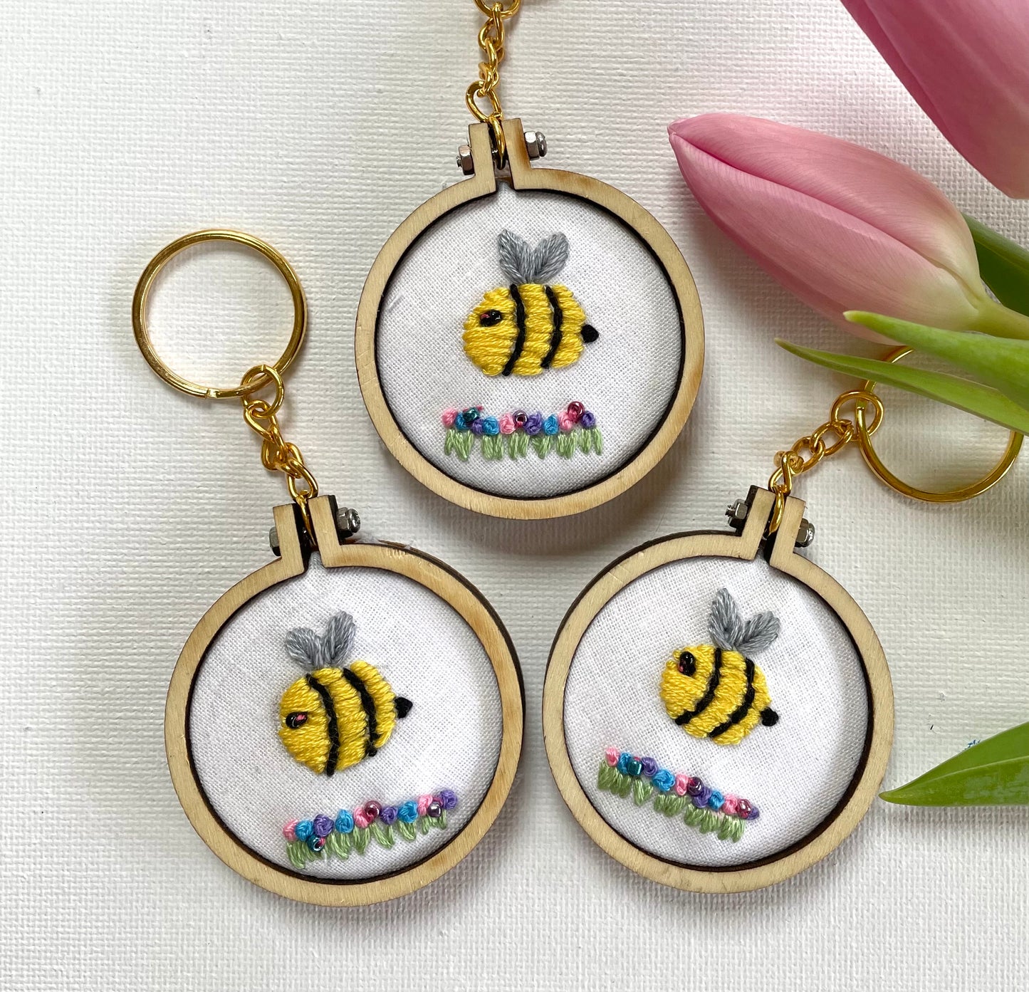 Bee & flowers keyring