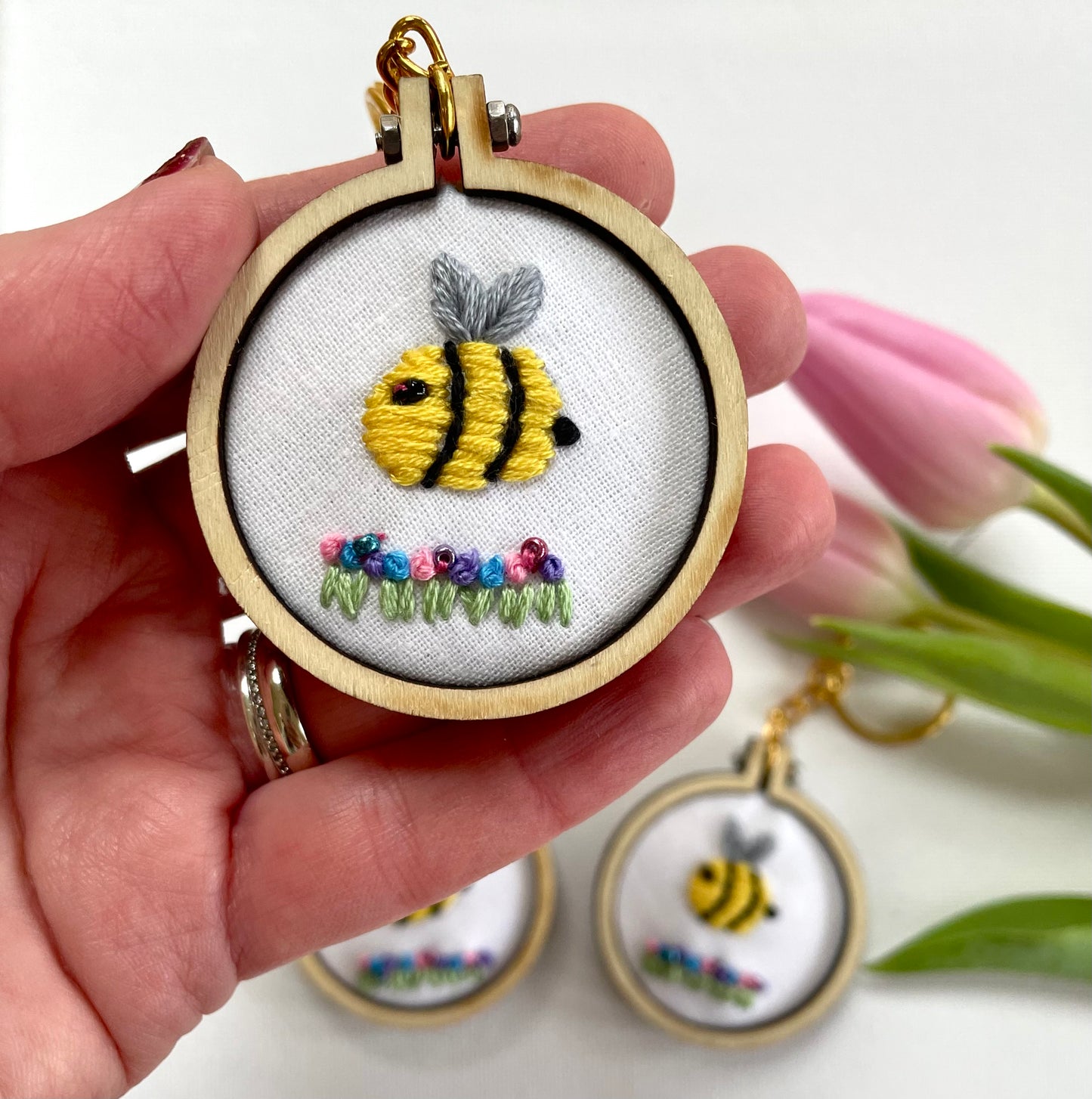 Bee & flowers keyring