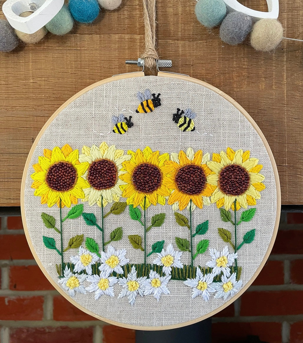 Sunflower & bee field hoop - 20cm